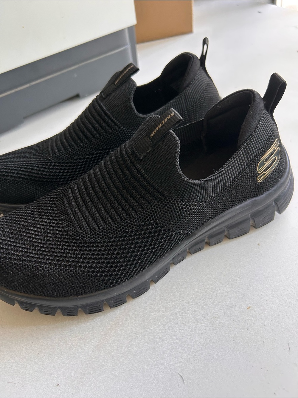Skechers Women Black Knit Slip-On Sneakers with Gold Logo size 6.5